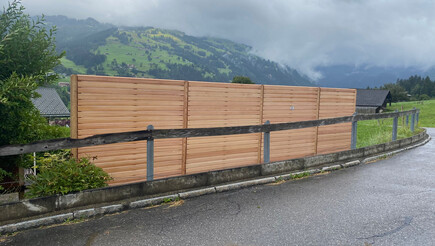 Holz Sichtschutz aus dem 2021 in 3775 Lenk im Simmental Schweiz von Zaunteam Berner Oberland.