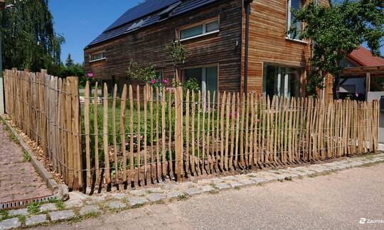 Dieser Naturzaun aus Holz ist der Klassiker unter den Holzzäunen. Er ist sehr beliebt für den Garten und besteht aus Kastanien Holz. | © Zaunteam