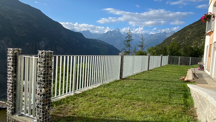 Geländer und Handläufe aus dem 2021 in 3933 Staldenried Schweiz von Zaunteam Wallis / Swissclôture Valais.