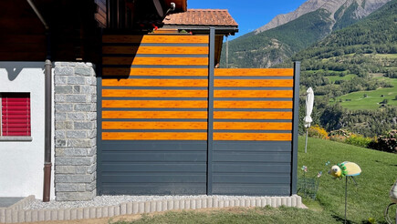 Aluminium Sichtschutz aus dem 2022 in 3982 Bitsch Schweiz von Zaunteam Wallis / Swissclôture Valais.