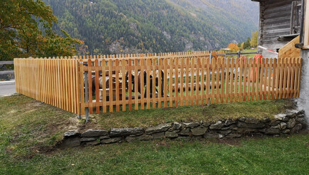 Holz Sichtschutz aus dem 2019 in 3948 Oberems Schweiz von Zaunteam Wallis / Swissclôture Valais.