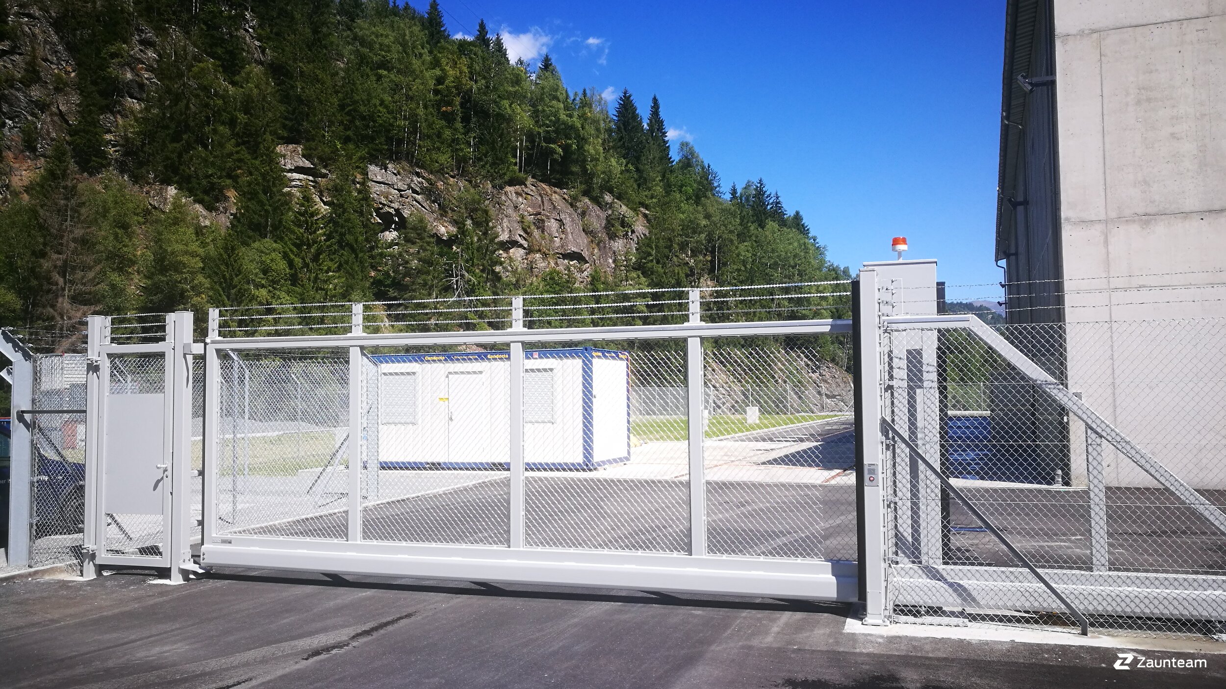 Automatische Tore aus dem 2017 in 1925 Le Châtelard Schweiz von Zaunteam Wallis / Swissclôture Valais.