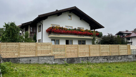 Holz Sichtschutz aus dem 2022 in 87561 Oberstdorf Deutschland von Zaunteam Allgäu.